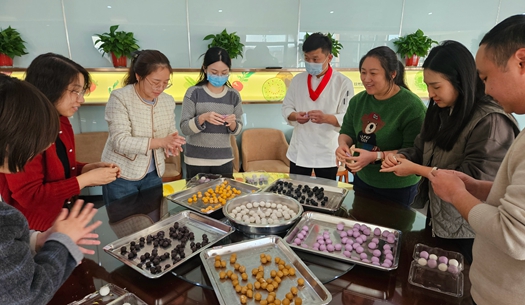 滾湯圓、猜燈謎、制花燈~~元宵節(jié)就要這樣過